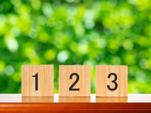 新緑の爽やかな背景と木製のナンバーブロック