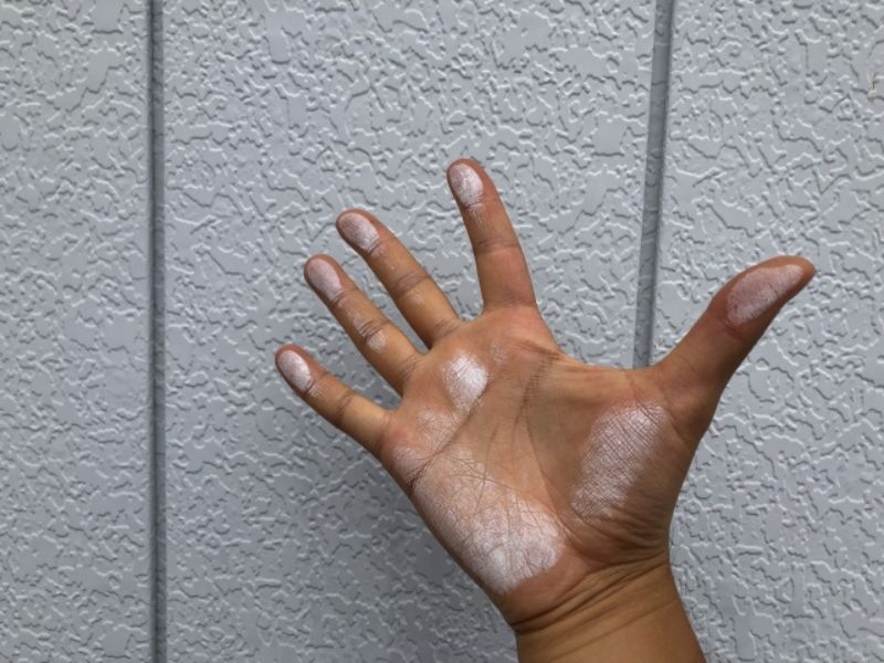 外壁に触るとつく「白い粉」の正体は？チョーキング現象の仕組みと安心のメンテナンス