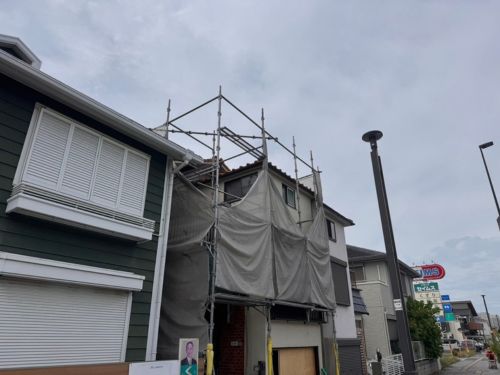 堺市A様邸の外壁塗装|足場設置と古い塗膜を剥がすケレン作業